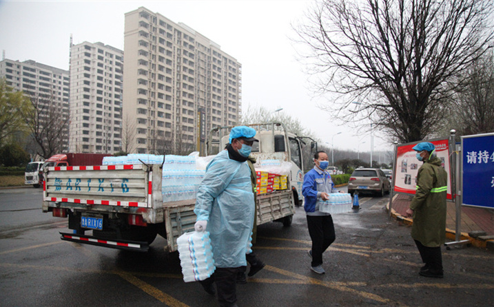 2月25日，山東金格瑞機械有限公司派代表來到齊魯師范學院捐贈防疫物資，保障校園防疫物品備足備齊，助力學校的疫情防控工作。